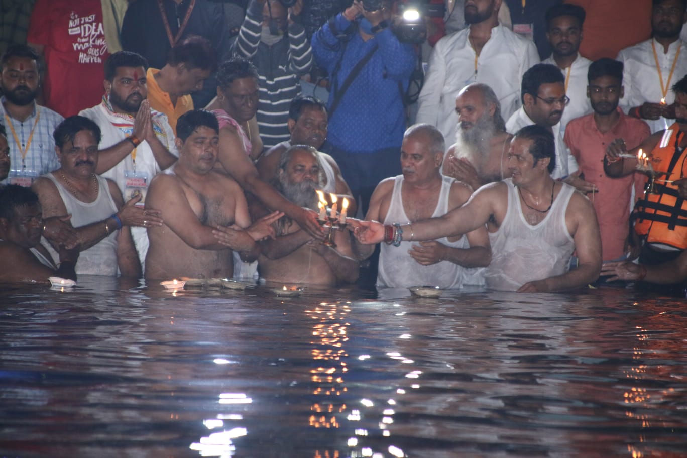 मुख्यमंत्री श्री भूपेश बघेल ने खारून नदी के महादेव घाट में किया कार्तिक पूर्णिमा स्नान