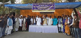 स्टॉपेज की मांग और एम.एस.टी./ सीनियर सिटीजन छूट हेतु बड़ा धरना आंदोलन आंदोलन के टेन्ट को रेलवे प्रशासन द्वारा हटाने का असंवैधानिक प्रयास