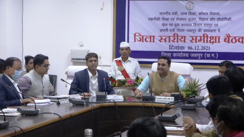मंत्री श्री पटेल ने जशपुर प्रवास के दौरान ली अधिकारियों की समीक्षा बैठक