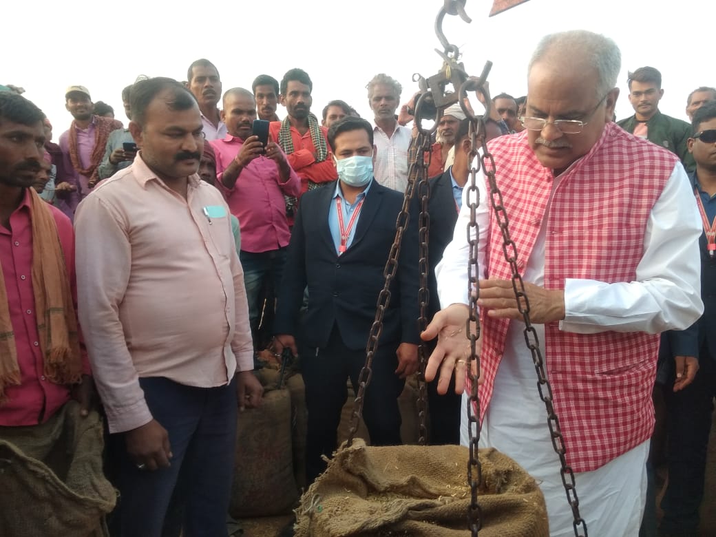 राज्य में अब तक 28.08 लाख मीटरिक टन धान खरीदी….प्रदेश में 7.83 लाख किसानों ने बेचा धान: 2482 उपार्जन केन्द्रों में हो रही है धान की खरीदी