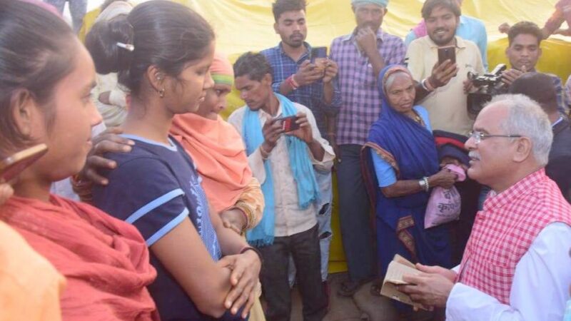 मुख्यमंत्री श्री बघेल अचानक पहुंचे धान खरीदी केन्द्रों में: व्यवस्था का लिया जायजा  