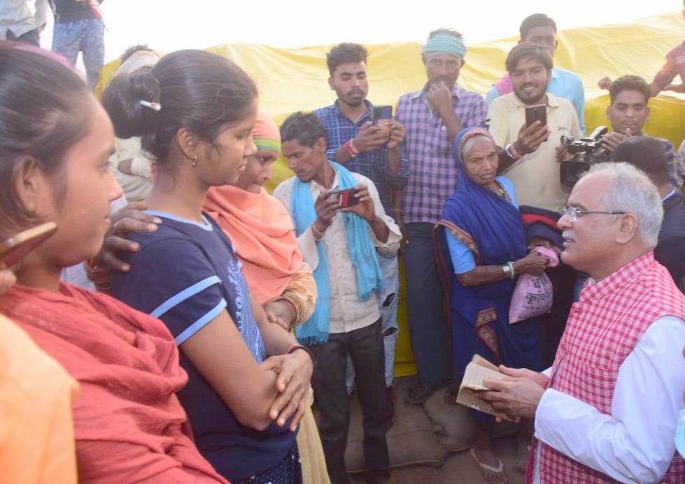 मुख्यमंत्री श्री बघेल अचानक पहुंचे धान खरीदी केन्द्रों में: व्यवस्था का लिया जायजा  