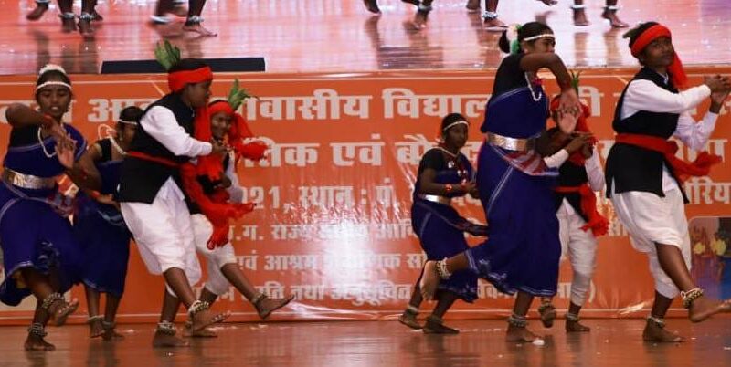 एकलव्य आदर्श आवासीय विद्यालयों की राज्य स्तरीय प्रतियोगिता…मंत्री डॉ. टेकाम ने बच्चों से मिलकर किया उनका उत्साहवर्धन