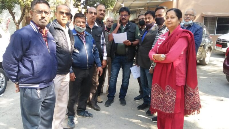 अनुदान प्राप्त शिक्षक एवं कर्मचारी संघ के नेताओं ने अटल श्रीवास्तव से की मुलाकात ज्ञापन सौंपा