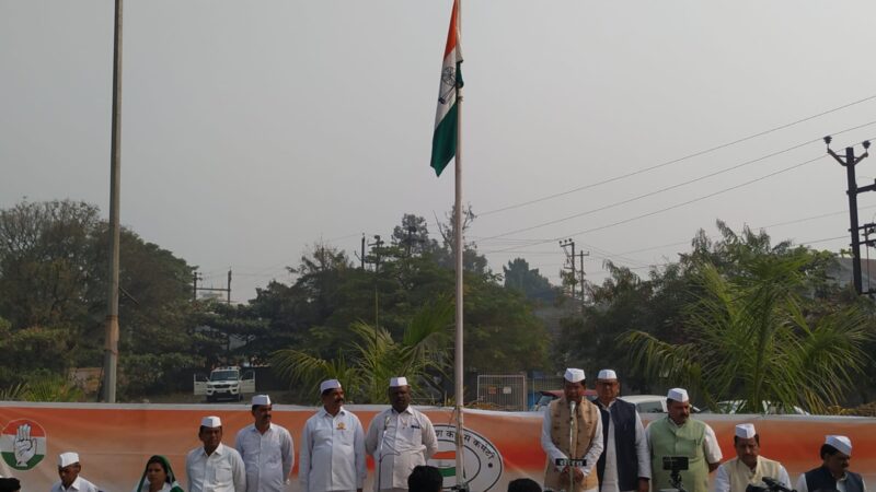 प्रदेश कांग्रेस अध्यक्ष मोहन मरकाम ने कांग्रेस ध्वज फहराया….कांग्रेस का 137वां स्थापना दिवस राजीव भवन में हुआ आयोजन