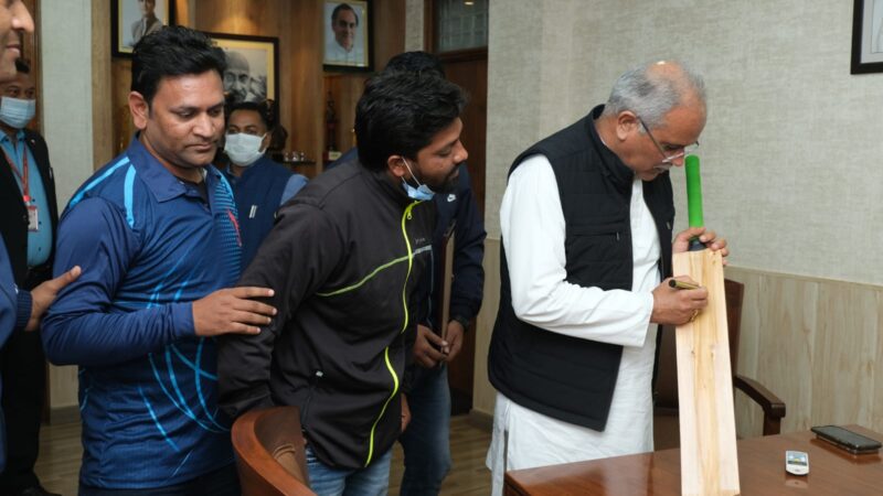 मुख्यमंत्री श्री बघेल ने रात्रि कालीन टेनिस बॉल क्रिकेट प्रतियोगिता- मुख्यमंत्री ट्रॉफी 2022 के पोस्टर का किया विमोचन