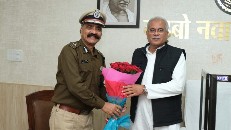 मुख्यमंत्री श्री बघेल से विशेष पुलिस महानिदेशक श्री आर के विज ने की सौजन्य मुलाक़ात