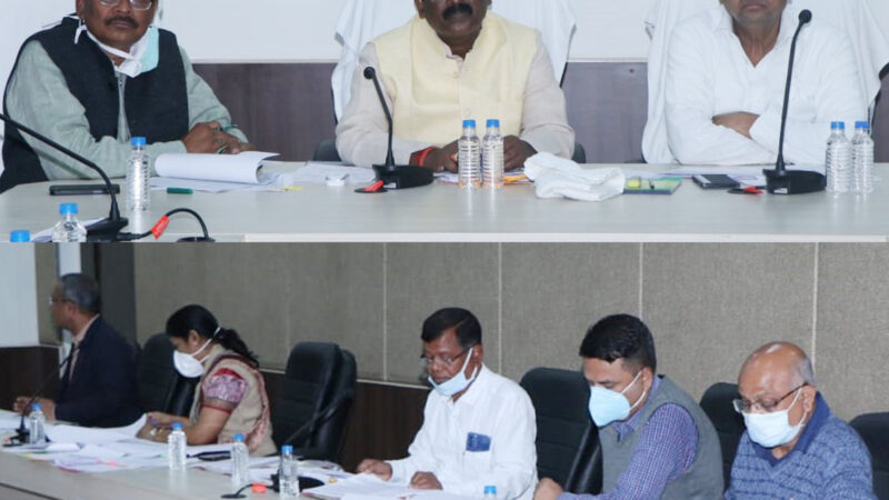 धान भीगने पर छः जिलों के कलेक्टरों सहित अन्य अधिकारियों को कारण बताओ नोटिस जारी करने की अनुशंसा….खाद्य मंत्री ने कहा सुरक्षा राशि जारी करने के बावजूद क्यों नहीं किए गए पुख्ता इंतजाम