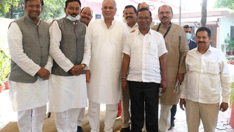 मुख्यमंत्री श्री भूपेश बघेल ने बिरगांव के नवनिर्वाचित महापौर श्री नंदलाल देवांगन और सभापति श्री कृपाराम निषाद को दी बधाई