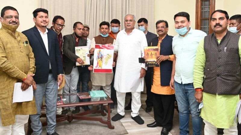 मुख्यमंत्री श्री बघेल से छत्तीसगढ़ी में बनने वाली ‘रामायन‘ फिल्म निर्माण टीम के सदस्यों ने की सौजन्य मुलाकात