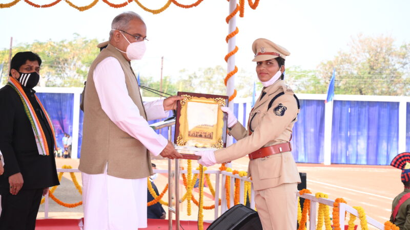 प्रशिक्षण के दौरान उत्कृष्ट प्रदर्शन करने वाले उप पुलिस अधीक्षक हुए सम्मानित….मुख्यमंत्री श्री भूपेश बघेल ने पुलिस अधिकारियो को दिया पुरस्कार