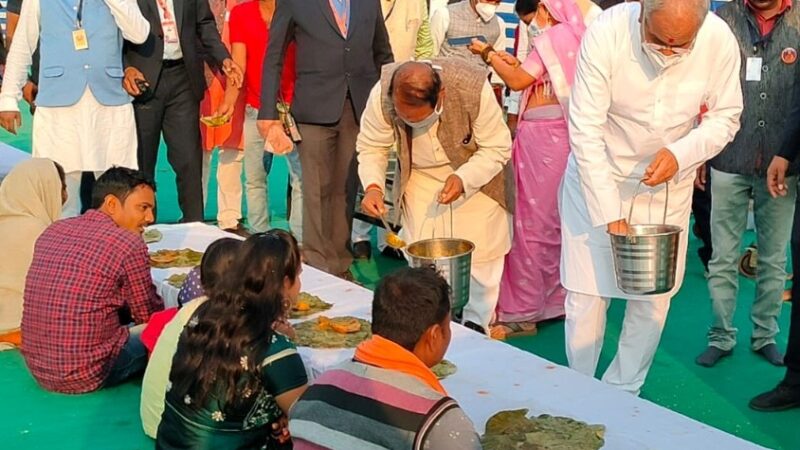 मुख्यमंत्री अनुरागी धाम में नवधा रामायण के समापन समारोह में हुए शामिल
