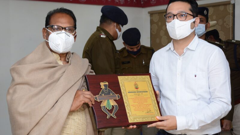 मंत्री डॉ. टेकाम ने तत्परता से कार्य करने के लिए पुलिस टीम को स्मृति चिन्ह प्रदान कर किया सम्मानित
