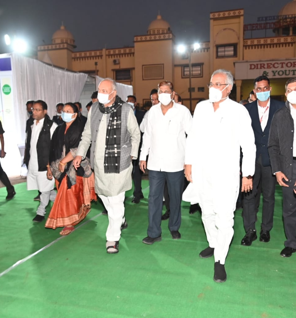 मुख्यमंत्री एयरपोर्ट से सीधे पहुंचे साईंस कॉलेज मैदान: सांसद श्री राहुल गांधी के कार्यक्रम की तैयारियों का जायजा लिया