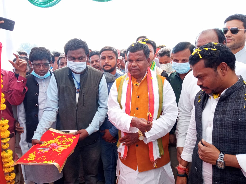 उद्योग मंत्री श्री लखमा ने बारु नदी में पुल निर्माण का किया भूमिपूजन