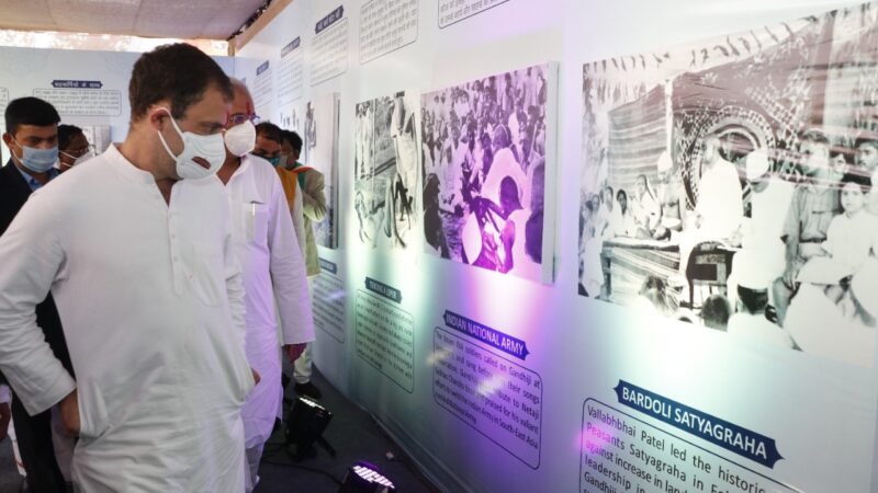 सेवाग्राम प्रदर्शनी में गांधी जी के दुर्लभ छायाचित्रों का किया अवलोकन