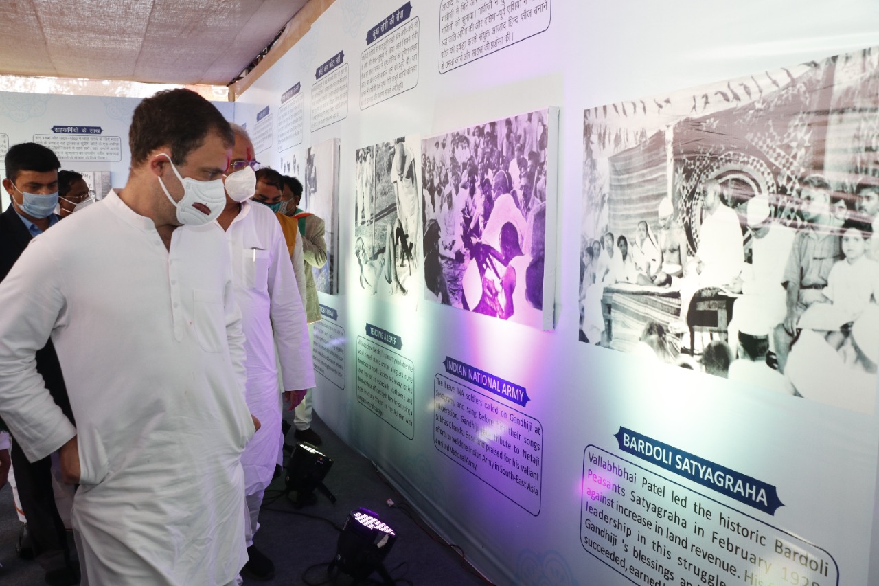 सेवाग्राम प्रदर्शनी में गांधी जी के दुर्लभ छायाचित्रों का किया अवलोकन