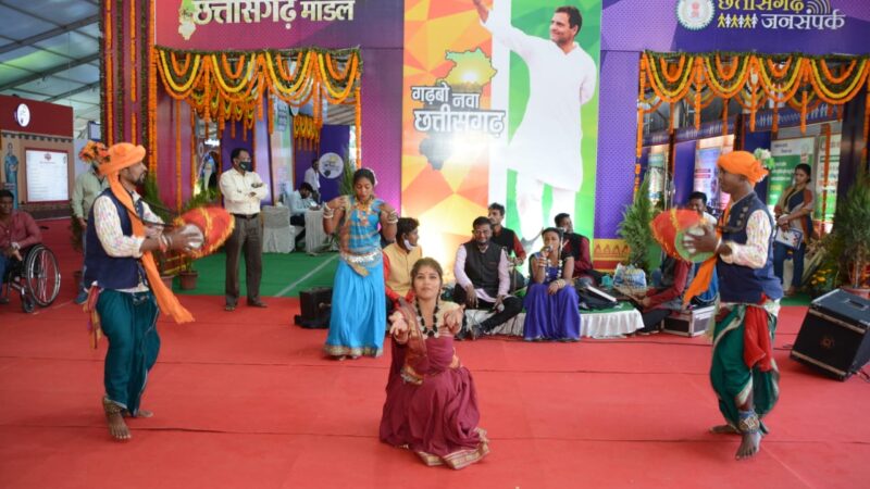जनसंपर्क विभाग की प्रदर्शनी में लुभा रहा छत्तीसगढ़ मॉडल