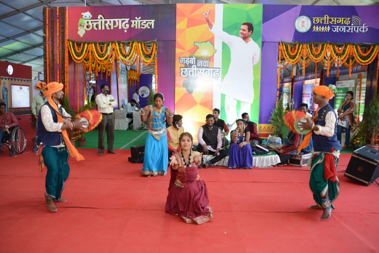 जनसंपर्क विभाग की प्रदर्शनी में लुभा रहा छत्तीसगढ़ मॉडल
