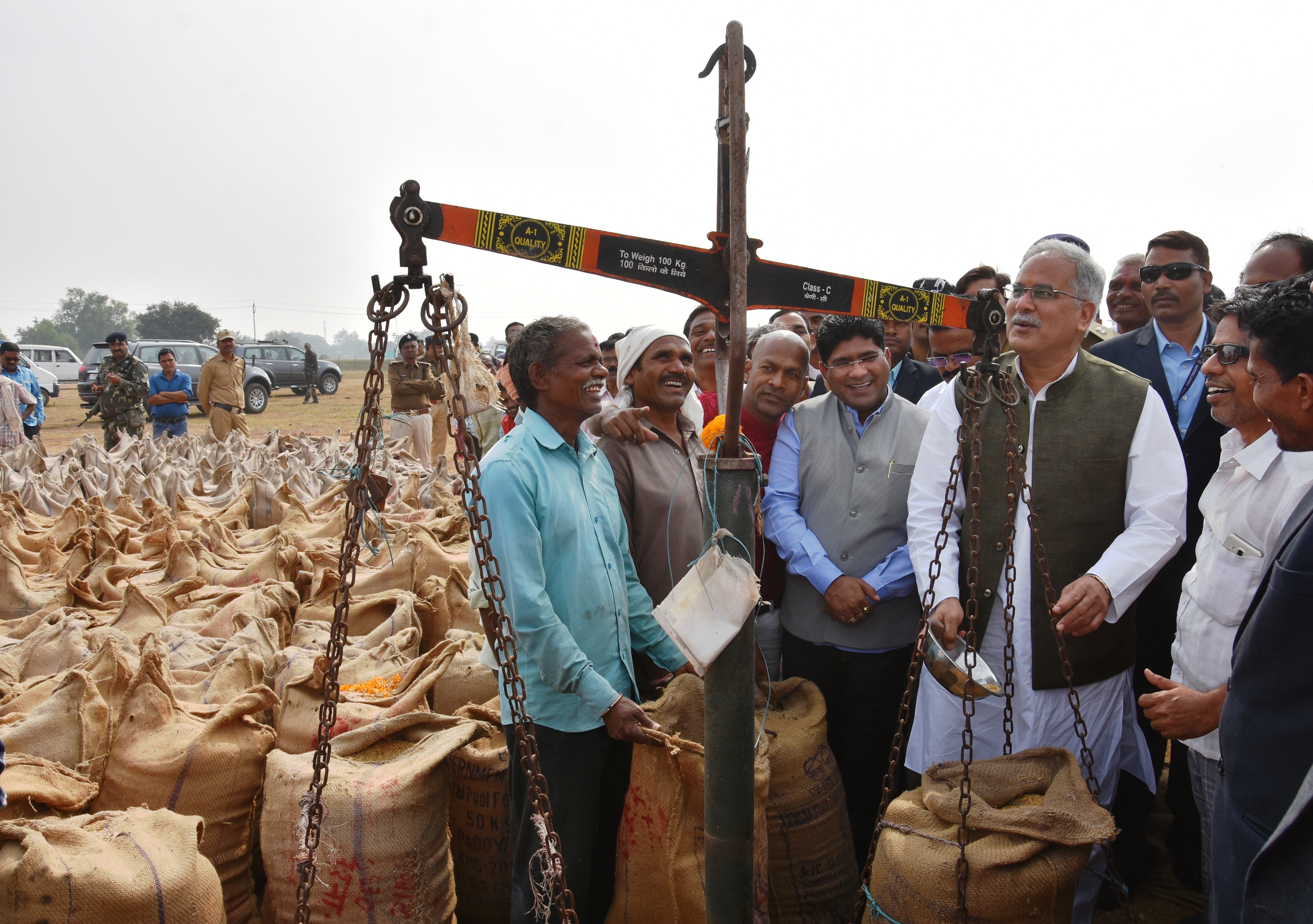 आलेख:सरकार ने समझा किसानों का मर्म: बढ़ी संख्या, बढ़ा रकबा, बढ़ी आय, रिकॉर्ड धान खरीदी से बना नया कीर्तिमान-डॉ. ओम प्रकाश डहरिया