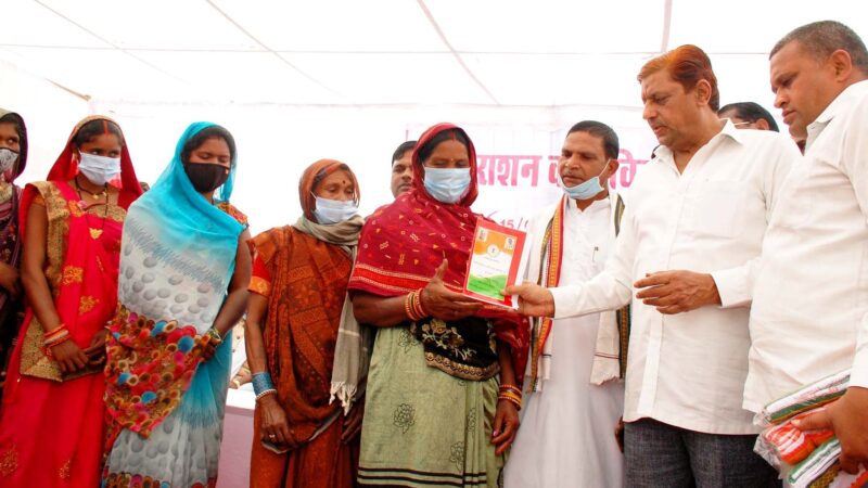 वन मंत्री श्री मोहम्मद अकबर ने बैजलपुर, दलदली, तरेगांव जंगल और तरेगांव मैदान के 1091 हितग्राहियों को किया नवीन राशनकार्ड वितरण