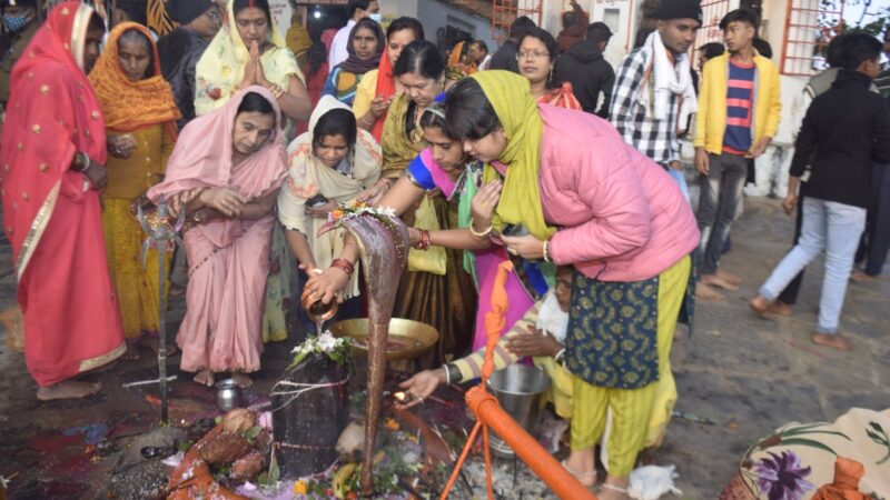 राजिम माघी पुन्नी मेला आज से प्रारंभ:माघ पूर्णिमा पर श्रद्धालुओं ने लगाई त्रिवेणी संगम में डुबकी
