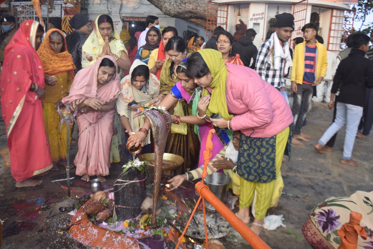 राजिम माघी पुन्नी मेला आज से प्रारंभ:माघ पूर्णिमा पर श्रद्धालुओं ने लगाई त्रिवेणी संगम में डुबकी