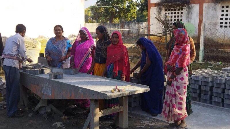 पेवर ब्लॉक बनाकर महिला समूह ने मजबूत की अपनी राह… डेढ़ माह में 22 हजार पेवर ब्लॉक बेचकर कमाए 3.52 लाख रूपए