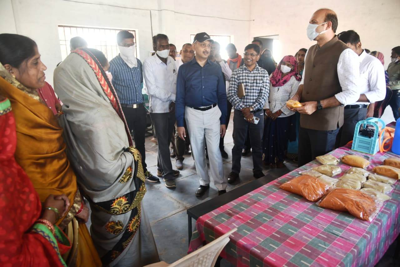 अपर मुख्य सचिव श्री सुब्रत साहू एवं कृषि सचिव डॉ. भारतीदासन ने पाटन और धमधा में गौठानों का किया मुआयना