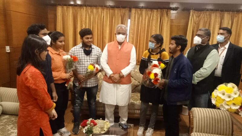 यूक्रेन से सकुशल लौटे छात्रों से मुख्यमंत्री श्री बघेल ने की मुलाकात, कुशलक्षेम पूछा