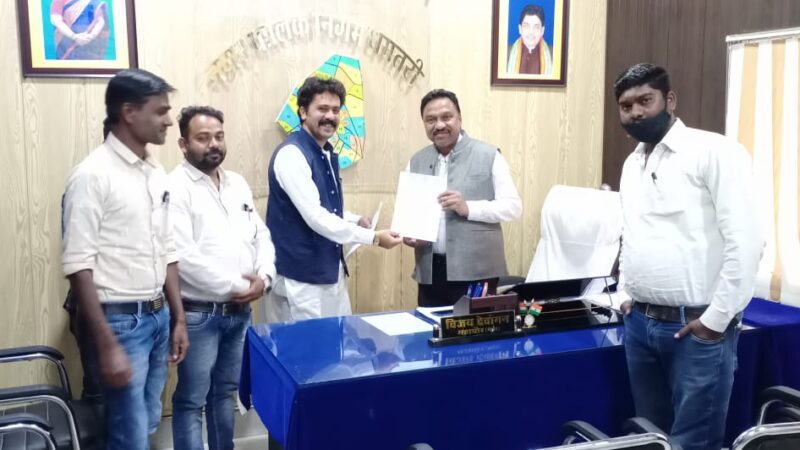 पार्षद हाशमी ने निगम के बजट में शामिल करने एवं विभिन्न मांगों का ज्ञापन महापौर को सौंपा