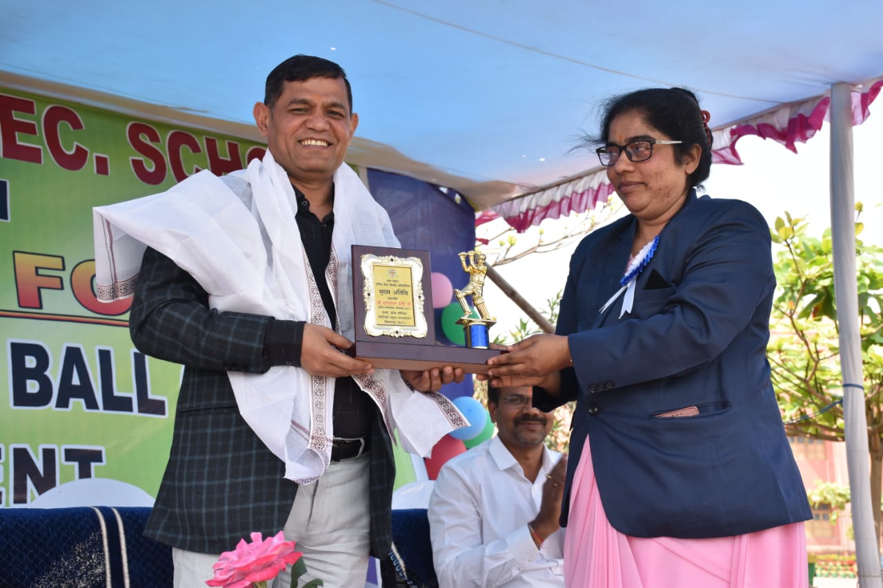 इंटर स्कूल टेनिस बाल क्रिकेट प्रतियोगिता का शुभारंभ आई. जी रतन लाल डांगी जी ने किया