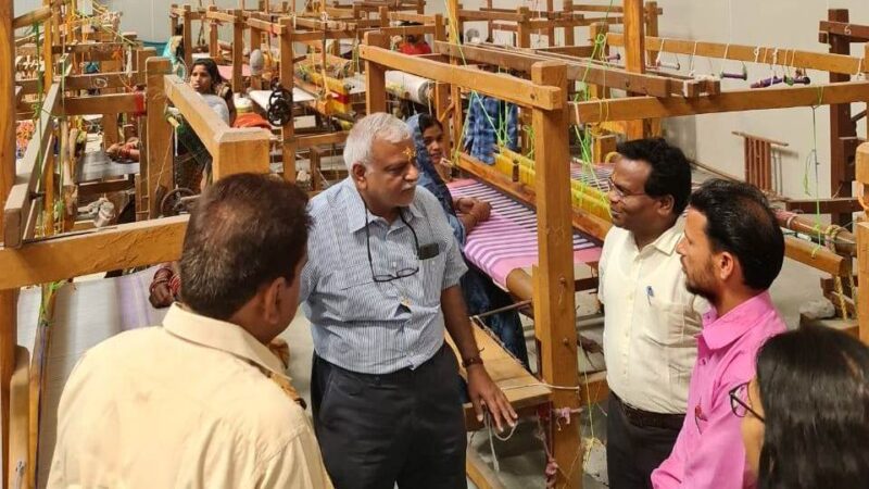 प्रमुख सचिव ने माटीकला व हाथकरघा के कार्यों का किया अवलोकन….महिला समूहों के कार्यों को सराहा
