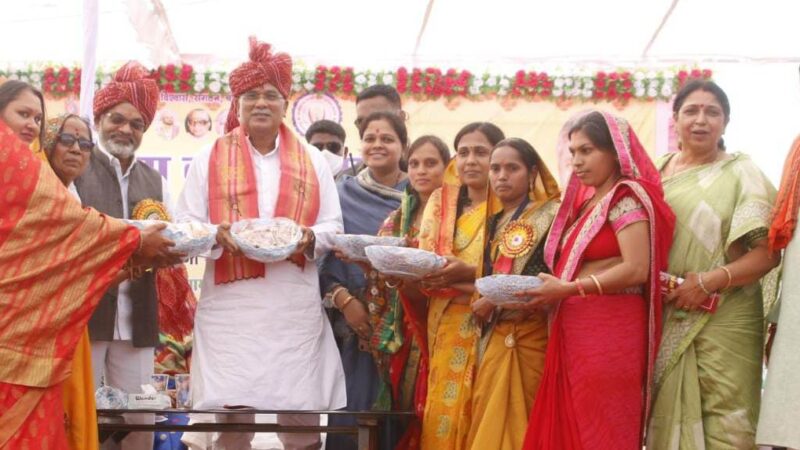 मुख्यमंत्री छतौद में आयोजित छत्तीसगढ़ मनवा कुर्मी क्षत्रिय समाज के राज अधिवेशन में हुए शामिल