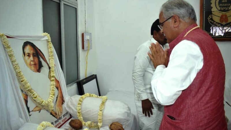 गिरौदपुरी मेला में शामिल हुए मुख्यमंत्री श्री भूपेश बघेल…गुरु गद्दी एवं जैतखाम की पूजा कर लिया आशीर्वाद