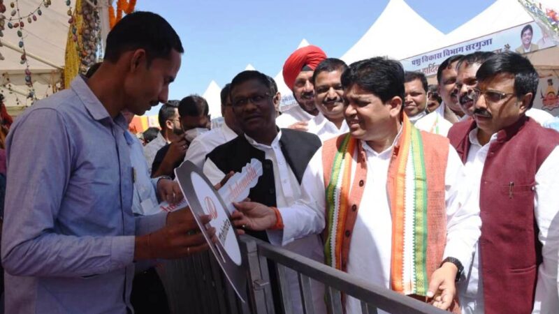 डॉ. डहरिया ने प्रदर्शनी के विभागीय स्टॉलों में जाकर किया अवलोकन