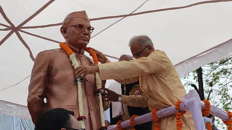मुख्यमंत्री ने बलौदाबाजार में डॉ. खूबचंद बघेल की प्रतिमा का किया अनावरण