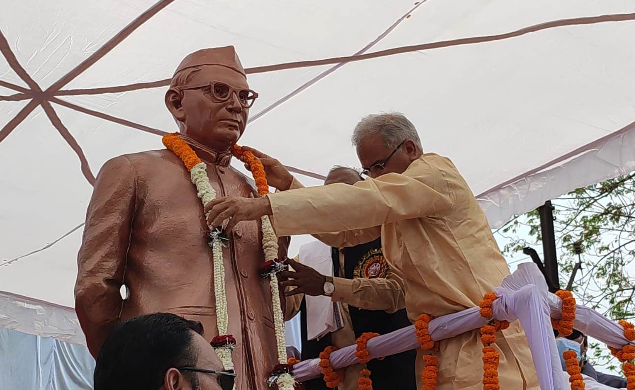 मुख्यमंत्री ने बलौदाबाजार में डॉ. खूबचंद बघेल की प्रतिमा का किया अनावरण