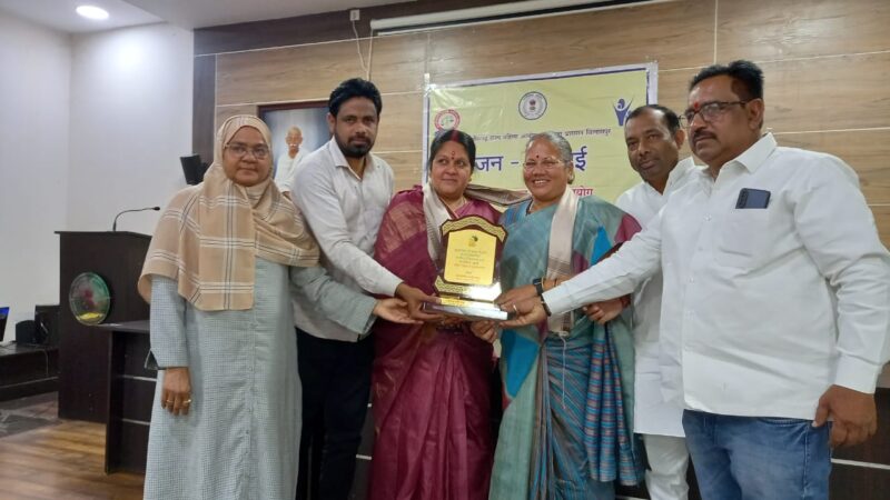 महिला आयोग अध्यक्ष किरणमयी नायक को जावेद ने महिला दिवस की बधाई दी