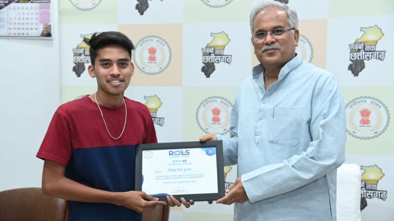 मुख्यमंत्री ने छत्तीेसगढ़ मॉडल विषय पर आधारित प्रतियोगिताओं के प्रतिभागियों को किया पुरस्कृत