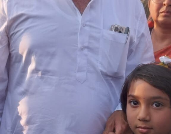 हैलीपेड पर बच्चों को देखकर पास बुलाया, खिंचवाई सेल्फी
