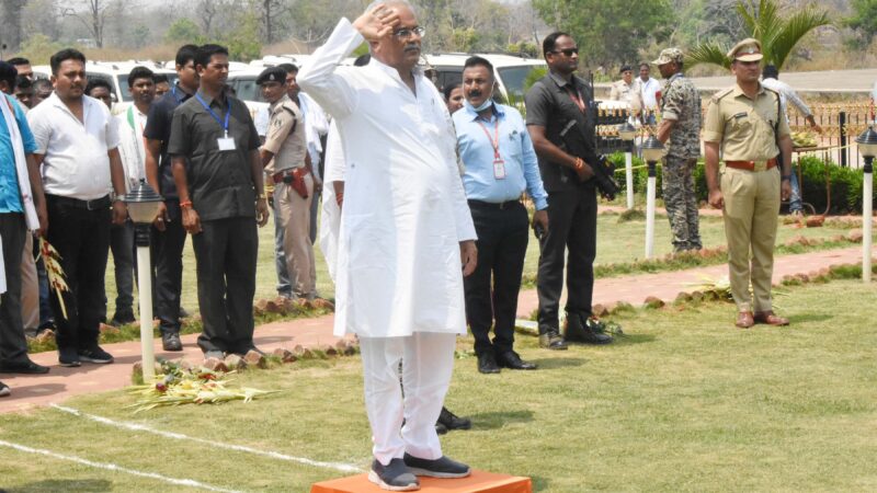 मुख्यमंत्री श्री भूपेश बघेल का हेलिपैड में जनप्रतिनिधियों प्रशासनिक अधिकारियों ने आत्मीय स्वागत किया