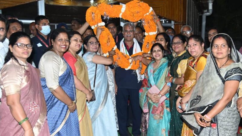 भूपेश है तो भरोसा है के नारों के साथ गजमाला पहनाकर किया मुख्यमंत्री का सम्मान