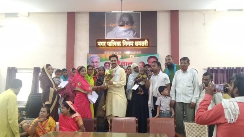 छ.ग. कांग्रेस झुग्गी झोपड़ी प्रकोष्ठ के प्रदेश महामंत्री एवं पार्षद हाशमी का प्रयास रंग लाया झुग्गी झोपड़ी वालों में खुशी की लहर आवास बनाने भवन अनुज्ञा मिला