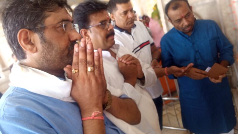 छत्तीसगढ़ पर्यटन मंडल अध्यक्ष अटल श्रीवास्तव ने डोंगरगढ़ पहुंचकर मां बम्लेश्वरी के दर्शन किये और प्रदेश की खुशहाली की कामना की