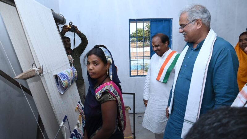 मुख्यमंत्री ने कालीन बना रहीं महिलाओं से मिलकर उनका हौसला बढ़ाया