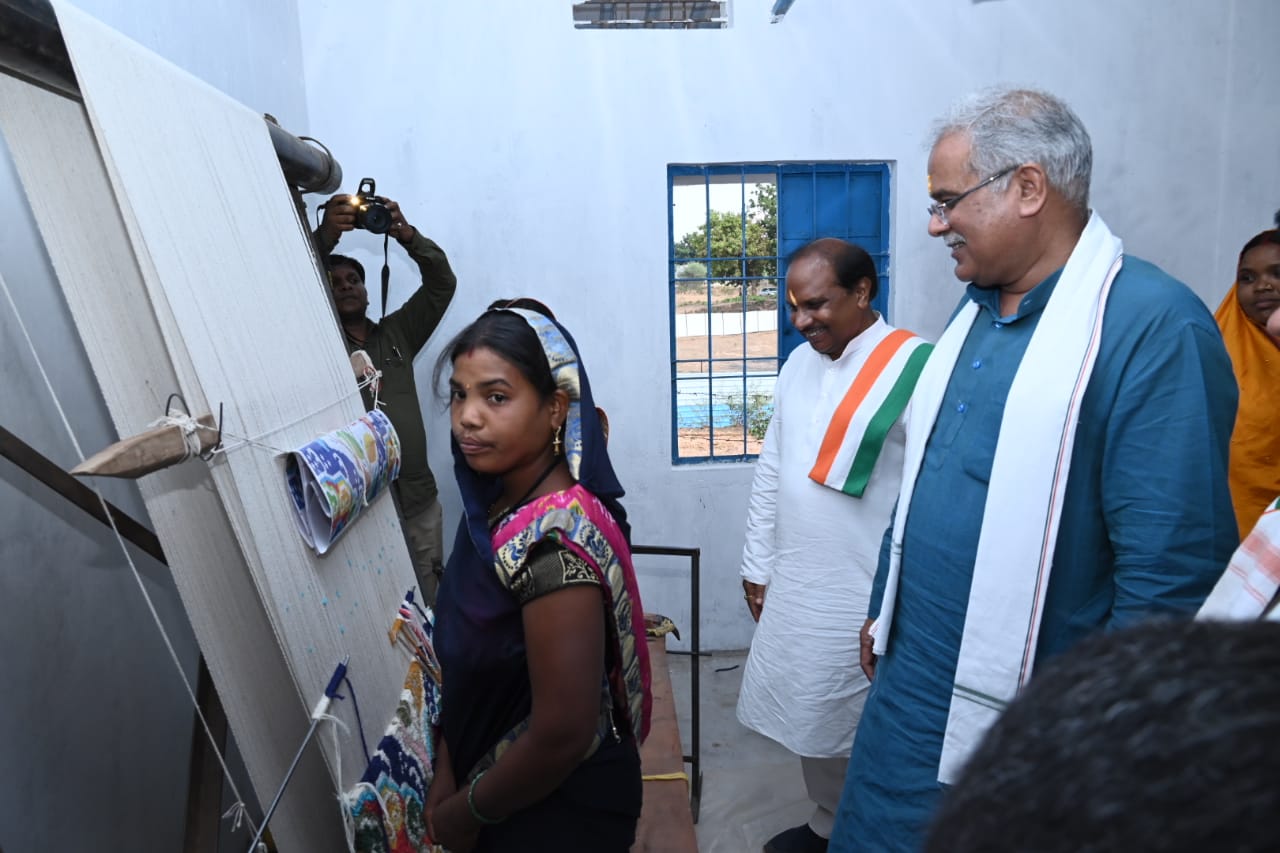 मुख्यमंत्री ने कालीन बना रहीं महिलाओं से मिलकर उनका हौसला बढ़ाया