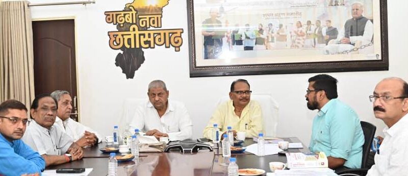 मंत्री श्री मोहम्मद अकबर और मंत्री डॉ. प्रेमसाय सिंह टेकाम ने की सहकारिता विभाग के कार्यों की समीक्षा