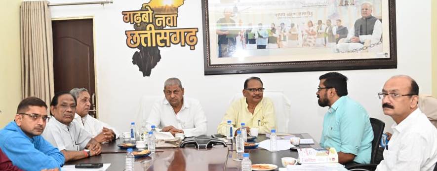 मंत्री श्री मोहम्मद अकबर और मंत्री डॉ. प्रेमसाय सिंह टेकाम ने की सहकारिता विभाग के कार्यों की समीक्षा