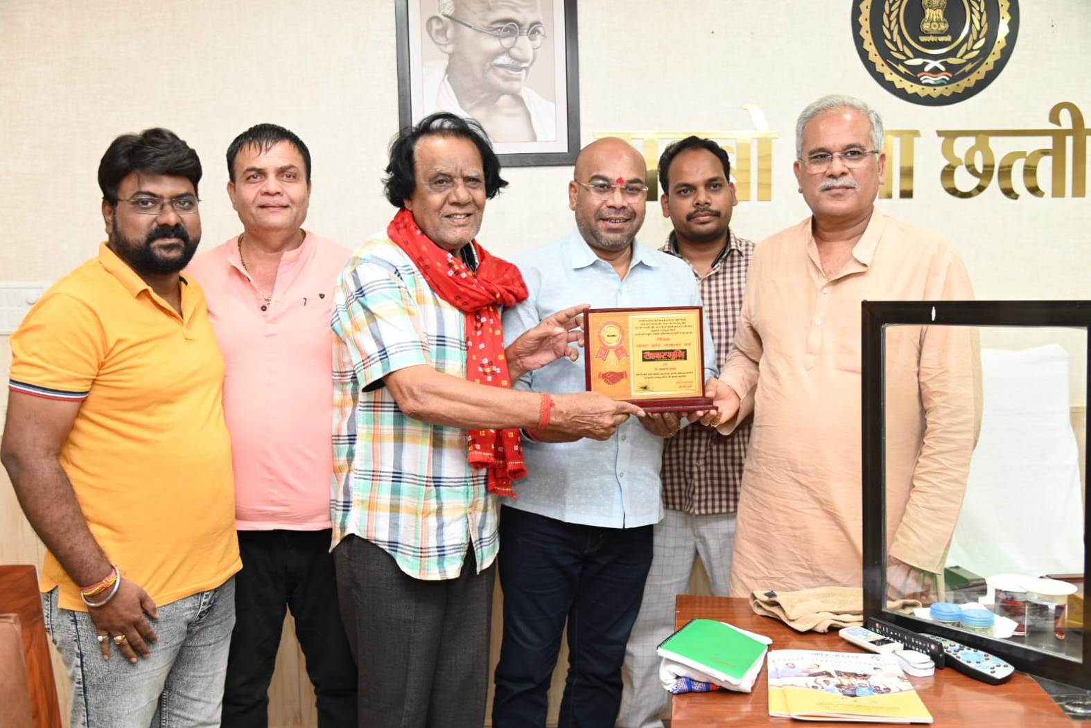 मुख्यमंत्री से छत्तीसगढ़ फिल्म महोत्सव के आयोजनकर्ताओं ने की सौजन्य मुलाकात